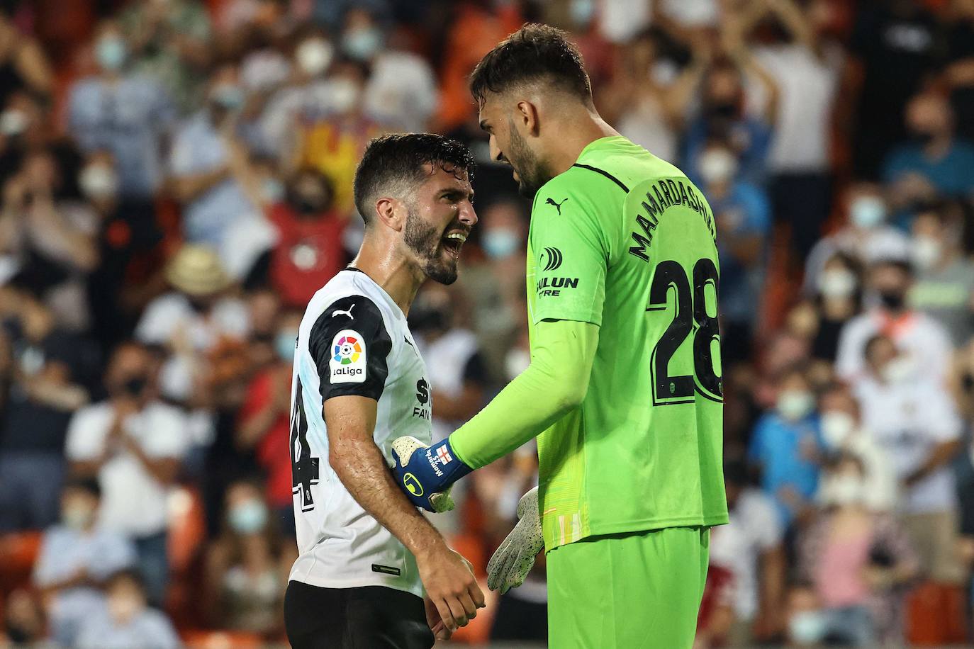 Mamardashvili celebra con Gayà en el partido ante el Getafe