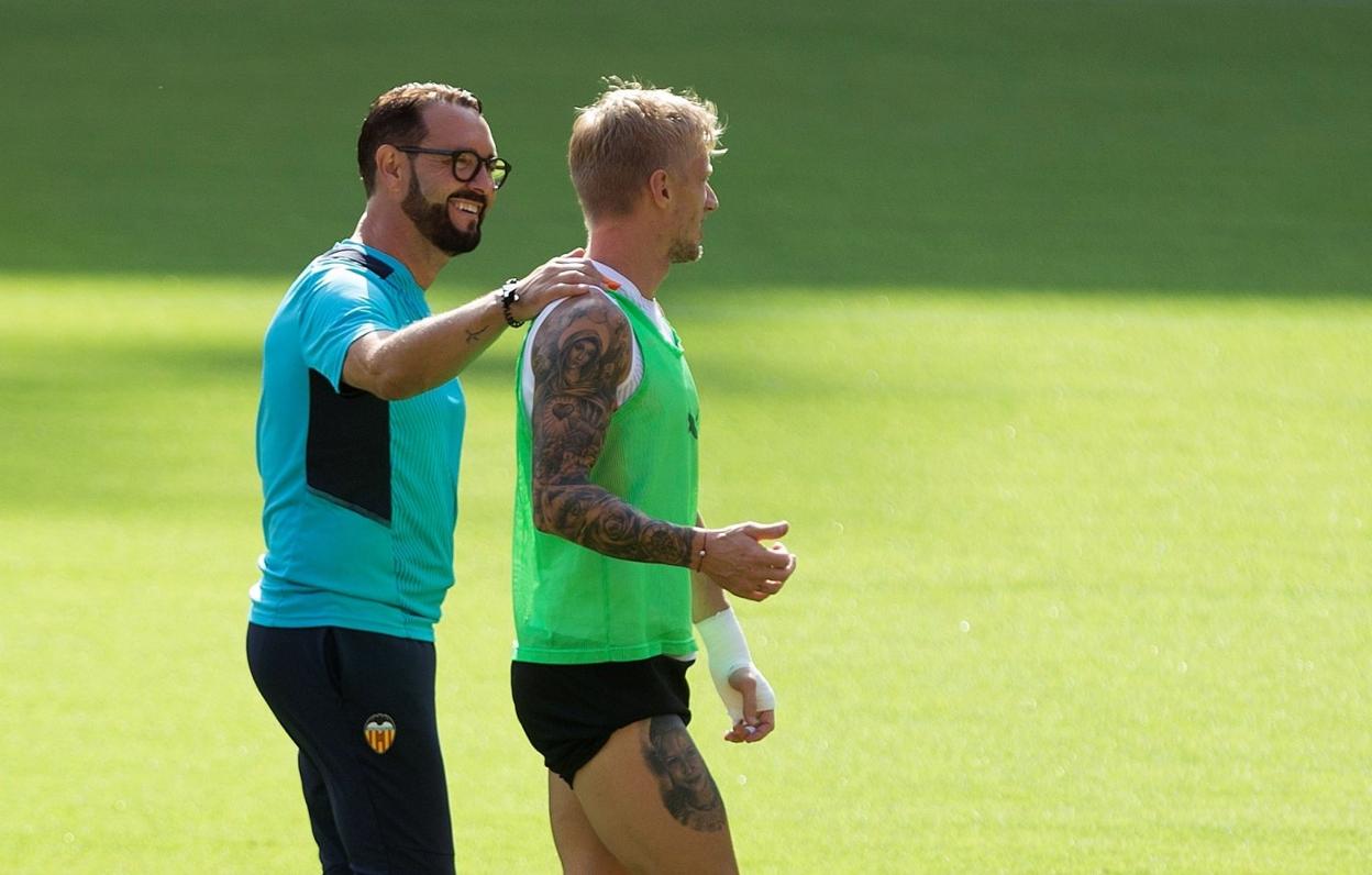 Bordalás tiene un gesto cariñoso con Wass durante el entrenamiento de ayer. EFe/Miguel Ángel Polo