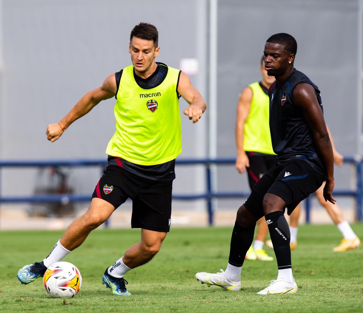 Nemanja Radoja trata de superar a Mickaël Malsa durante un entrenamiento en Buñol. levante ud