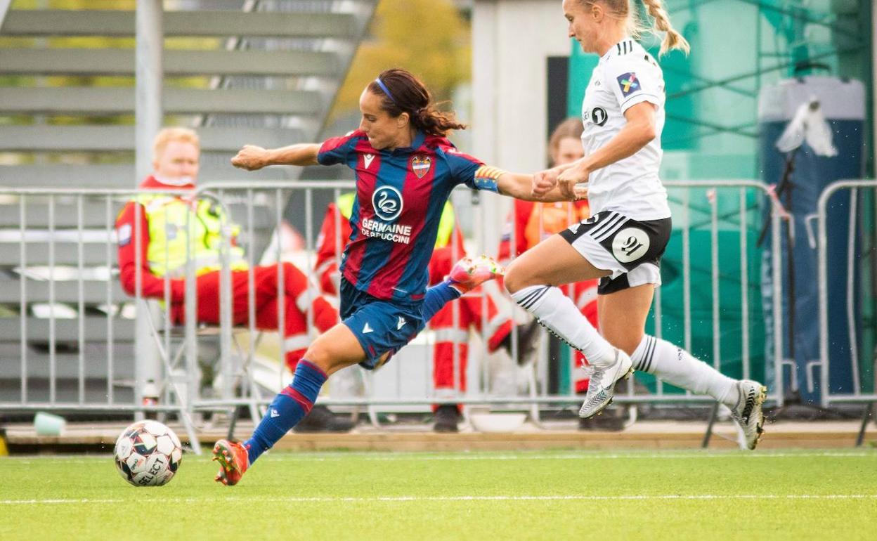 Alharilla golpea el balón durante el partido contra el Rosenborg.