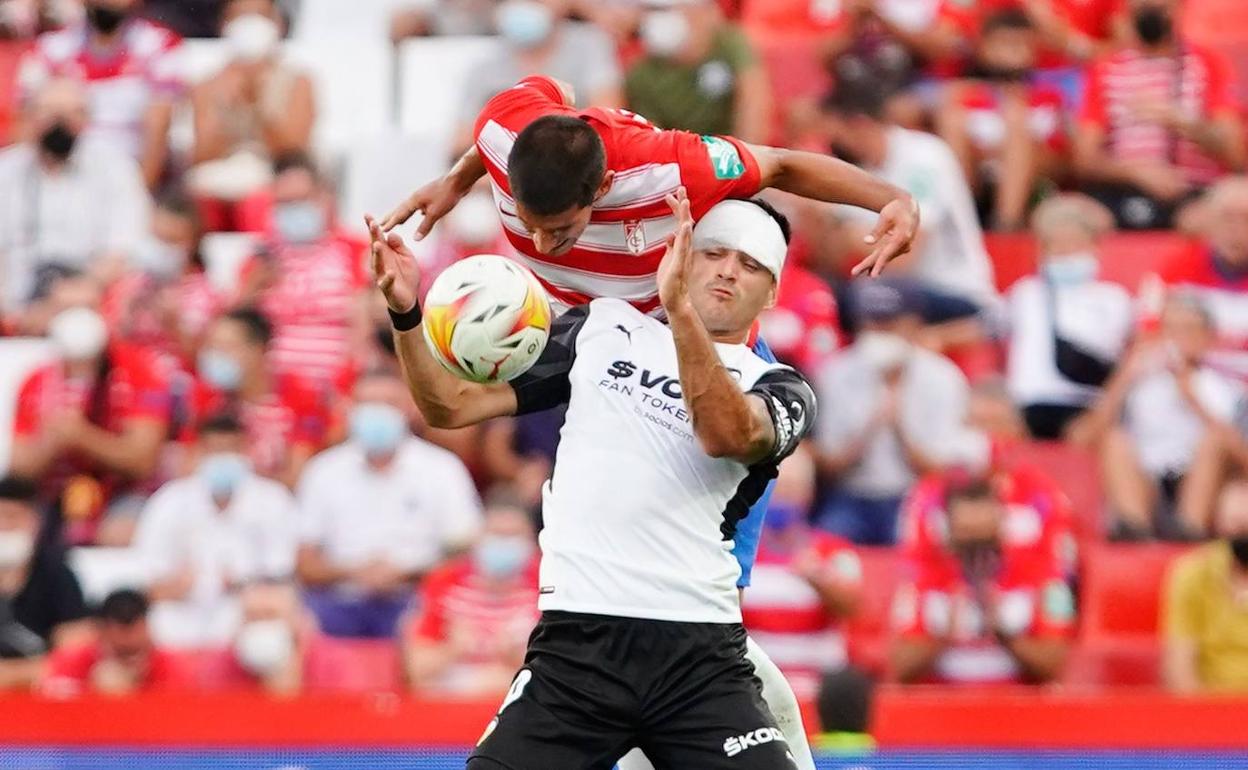 Maxi Gómez disputa un balón en el partido ante el Granada