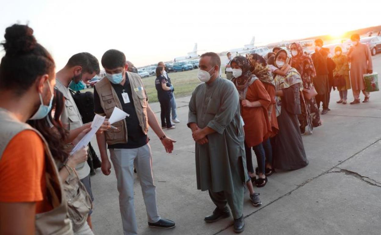 Afganos recién llegados en el segundo avión fletado por España, en la base aérea militar de Torrejón de Ardoz (Madrid) 