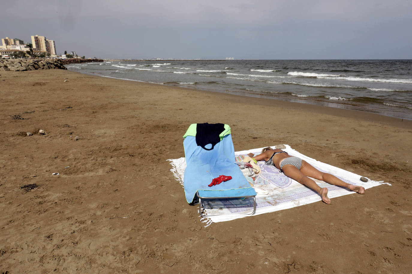 Una mujer contempla el mar. 