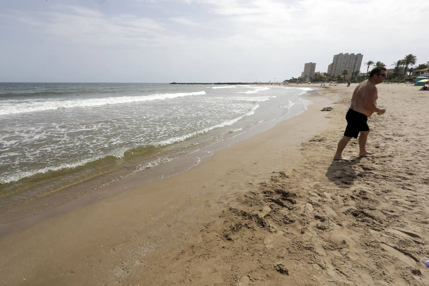 Una mujer contempla el mar. 