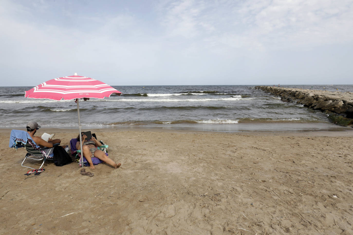 Una mujer contempla el mar. 