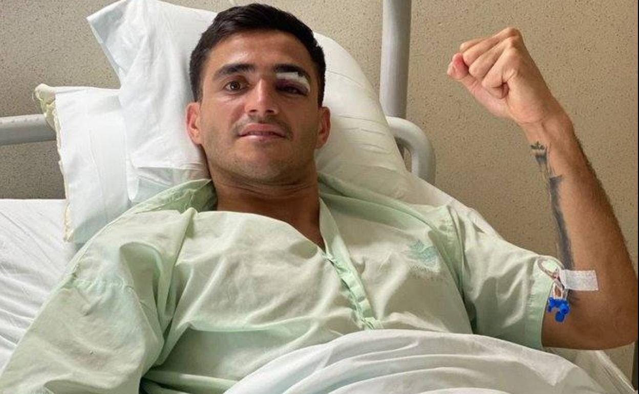 El jugador, en el hospital en una imagen que publicó en sus redes sociales. 