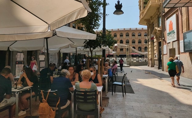 Imagen principal - Arriba, terraza del restaurante Los Toneles con la Plaza de Toros al fondo. Abajo a la izquierda, la terraza del restaurante. Abajo a la derecha, fachada principal de Los Toneles. 