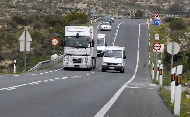 La desconocida multa de 200 euros por circular por la izquierda y por qué a veces la DGT deja adelantar por la derecha 