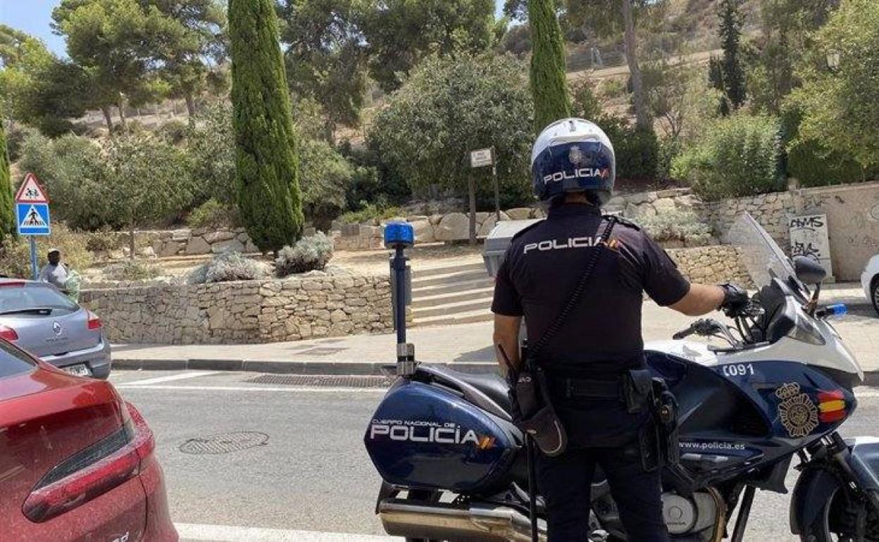 Varios agentes lograron reducir al agresor tras intentar huir a la carrera. 