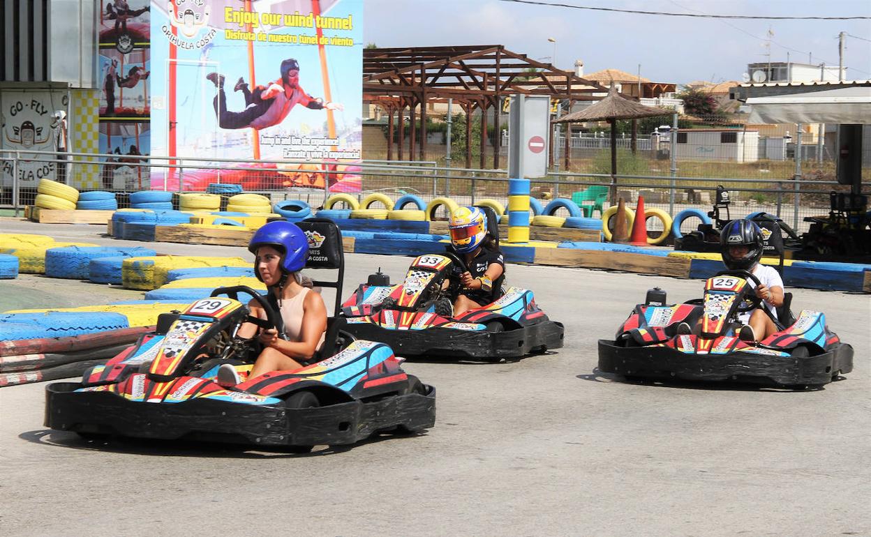 Tres karts durante el evento realizado en Orihuela