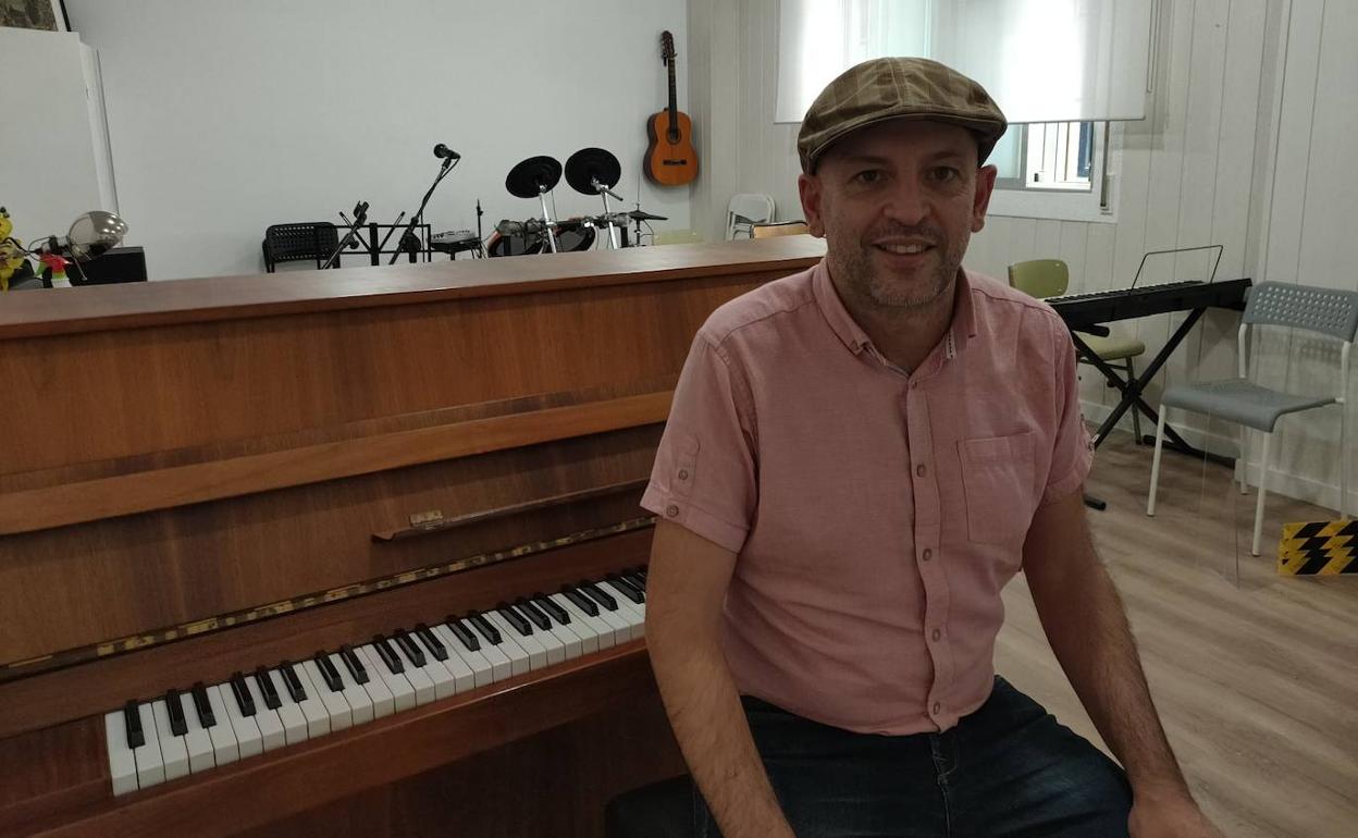 El músico Blas Zamora en una de las aulas de su escuela