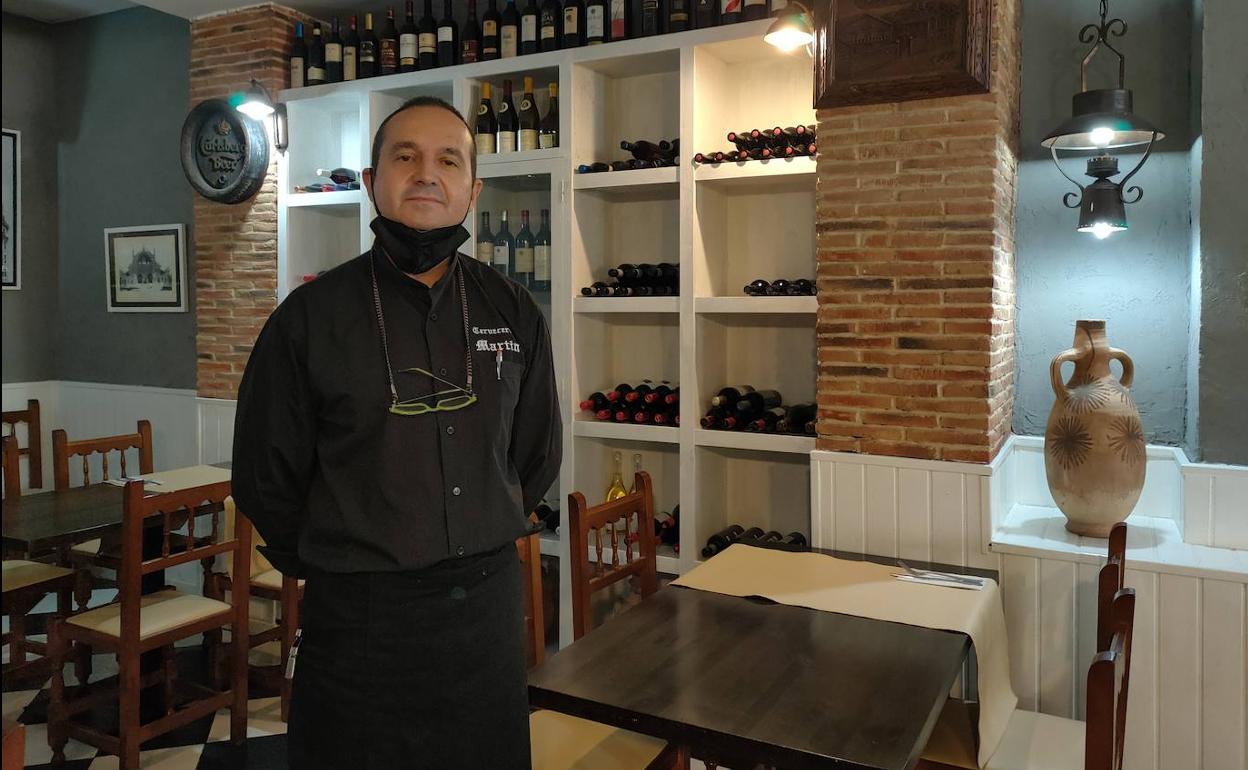 El restaurador Emilio Martínez en el interior del negocio que dirige junto a su hermano, la Cervecería Martin's. 