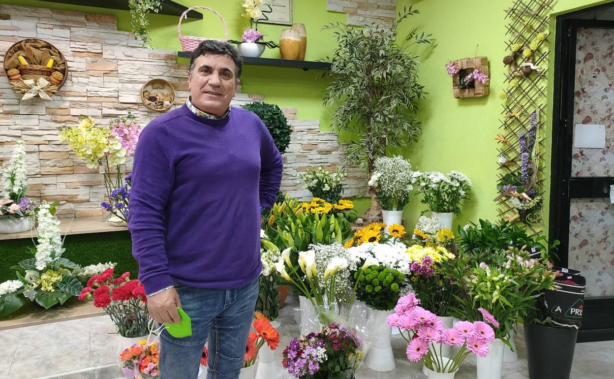 El florista Salvatore Palmieri frente a algunos de los ramos y flores que tiene en venta.