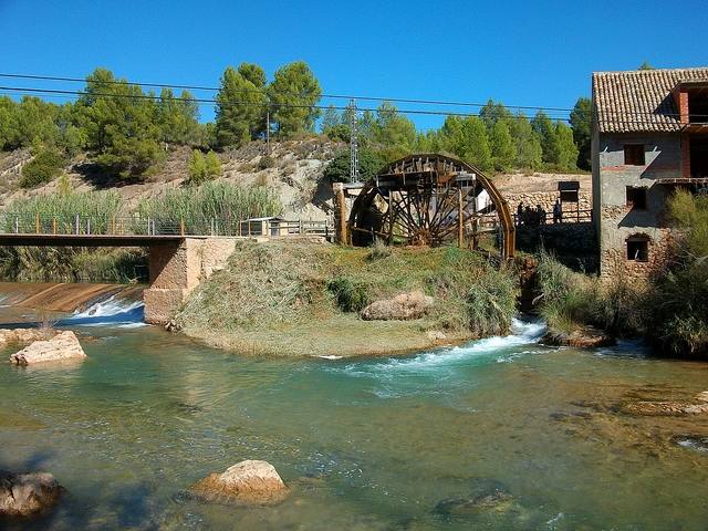 1. Casas del Rio (Requena): situada al sur del término municipal de Requena, junto al río Cabriel, esta aldea se enclava en un paisaje natural con muchos recursos y paisajes increibles. Tiene multitud de rutas que hacer además de tranquilidad. Su elemento más destacado es su noria. Situada en la orilla del río es la única de madera que se puede ver en funcionamiento en la Comunitat. 