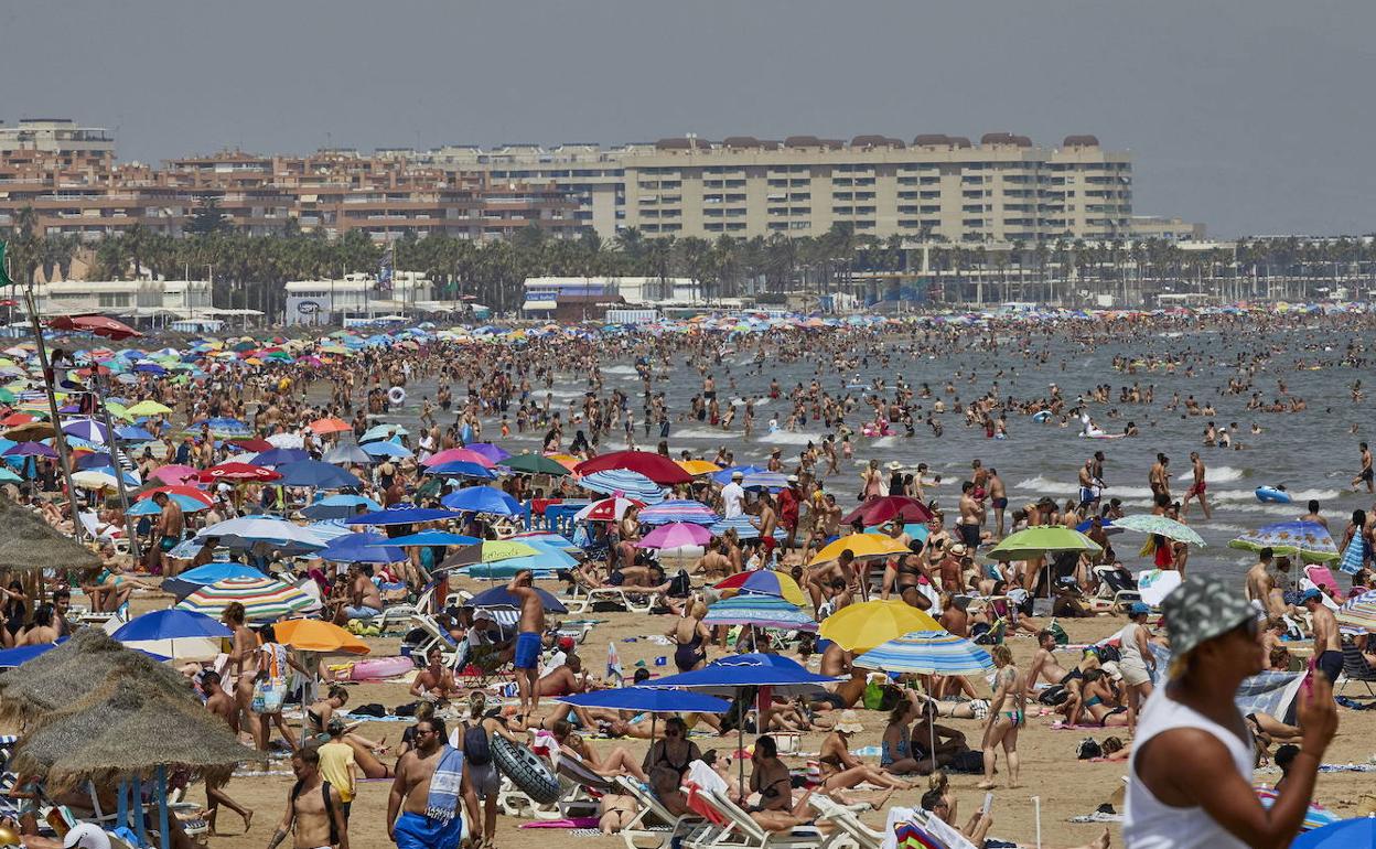 Playa de Las Arenas abarrotada de turistas. 