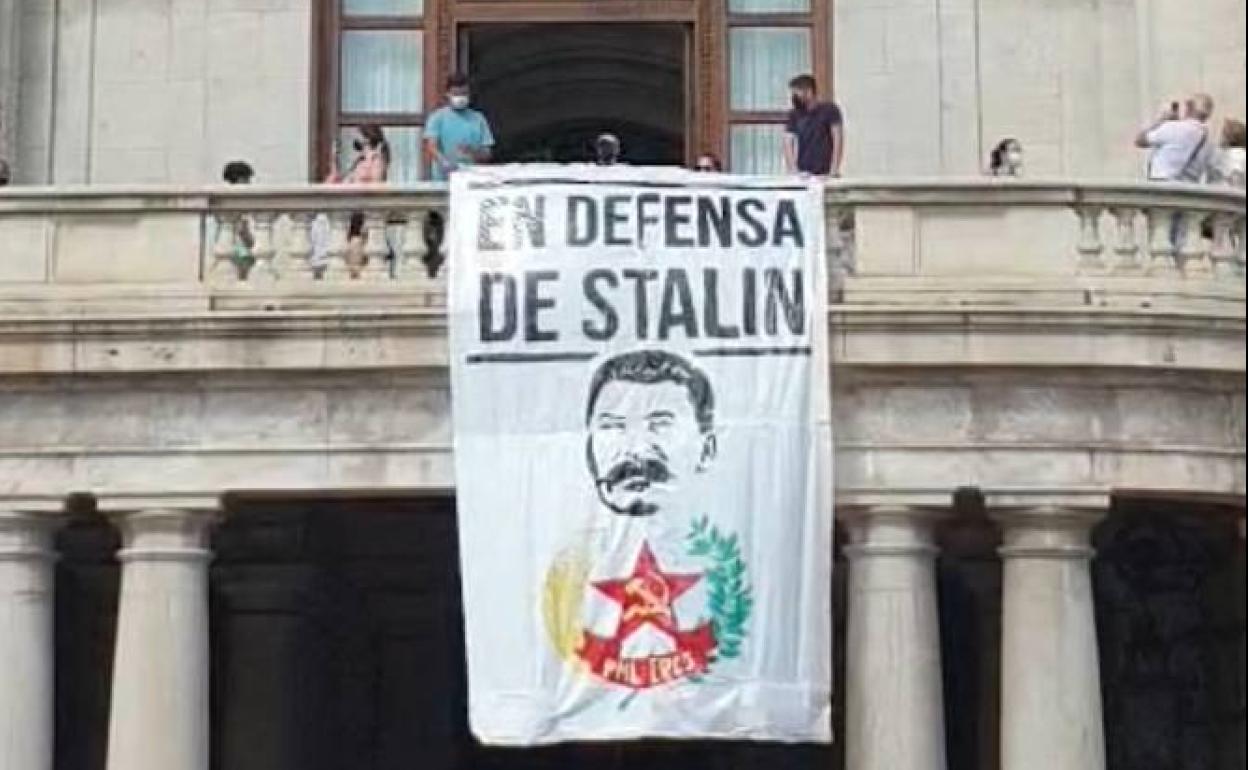 Pancarta de Stalin en el Ayuntamiento de Valencia | Revuelo por una pancarta sin permiso en el balcón del Ayuntamiento de Valencia