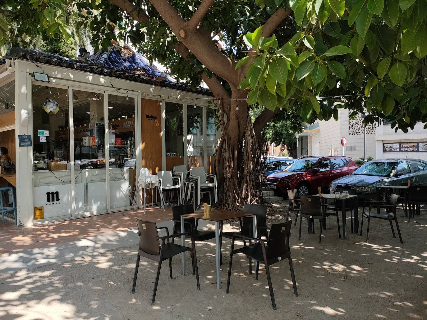 Luis Moreno es el encargado del bar La Peluda, un local situado en un quiosco de más de setenta años de antigüedad. Aunque el bar ya era conocido por los vecinos, su clientela ha aumentado gracias a las obras del Palau y la Piscina Valencia. “Con la reforma del Palau, Exposición ha mejorado mucho”, observa.