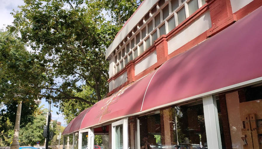 Javier Richard dirige junto a sus primos el bar Kiosko La Pérgola. Creado por su tío abuelo en el 1962, este bar es famoso por su agradable entorno y sus platos, sencillos y buenos. Desde que su generación está al frente del negocio, no ha ha habido grandes cambios por la zona, excepto que "ahora hay más gente de otras partes de Valencia". 