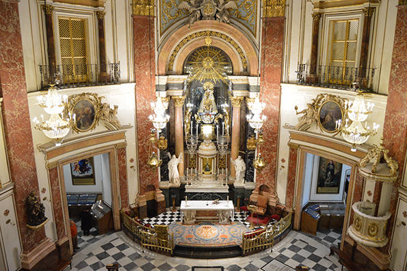 Basílica de los Desamparados S. XVII | Aunque la Vírgen de los Desamparados es patrona desde 1885, su culto se remonta hasta el siglo XV, cuando el rey Felipe IV visita la ciudad y atribuye algunas de sus victorias militares a la Vírgen, por lo que considera necesario levantar una capilla que la honre. De esta manera, se comenzó a construir en 1652 y se acabó en 1667. Uno de los elementos que más destacan de esta basílica renacentista son sus frescos en el techo, los cuales llevan pintados desde 1703. A pesar del reconocimiento que fue teniendo, el templo no fue nombrado basílica hasta 1948 . 