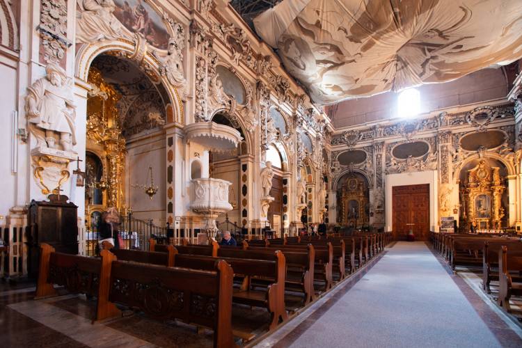 Parroquia de los Santos Juanes S. XIV | Otra de las reformas consistió en cubrir las bóvedas de crucería con una de cañón con lunetos. Poco a poco el interior de la parroquia fue adoptando un estilo italiano, aunque de eso quedó poco. En 1936 durante la Guerra Civil el templo se incendió y gran parte de su contenido se perdió. 