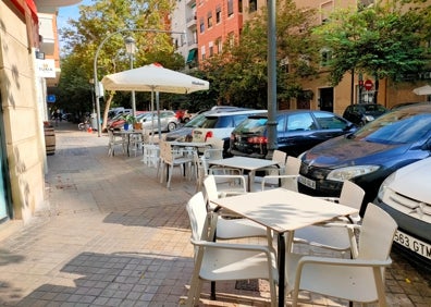 Imagen secundaria 1 - Arriba, fachada del restaurante La Cocinita. Abajo a la izquierda, terraza del local. Abajo a la derecha, maceta situada junto a las mesas de la terraza. 