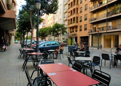 Imagen secundaria 1 - Arriba, fachada de la hamburguesería La Piedra Angular. Abajo a la izquierda, terraza del local. Abajo a la derecha, cartel con logo del restaurante. 