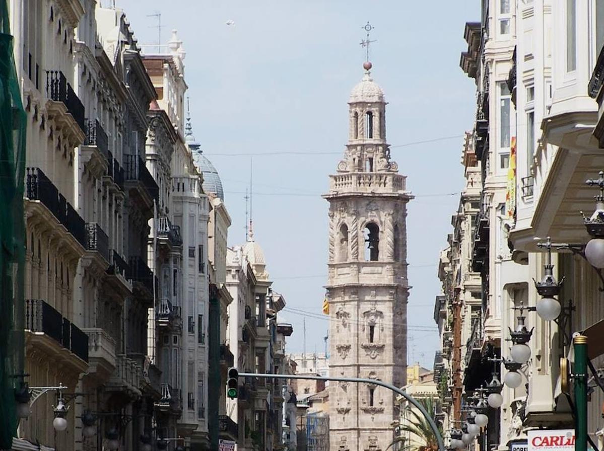 Iglesia de Santa Catalina Mártir S. XVI | El edificio sufrió un incendio en 1548 que destruyó gran parte de las obras que albergaba, de modo que el edificio se revistió con decoración renacentista y más tarde, en 1785, fue nuevamente remodelado dotándolo de un aspecto barroco. A comienzos de la Guerra Civil fue invadida por milicianos republicanos que le prendieron fuego. El daño fue tal que no pudo ser restaurada hasta 1950. 