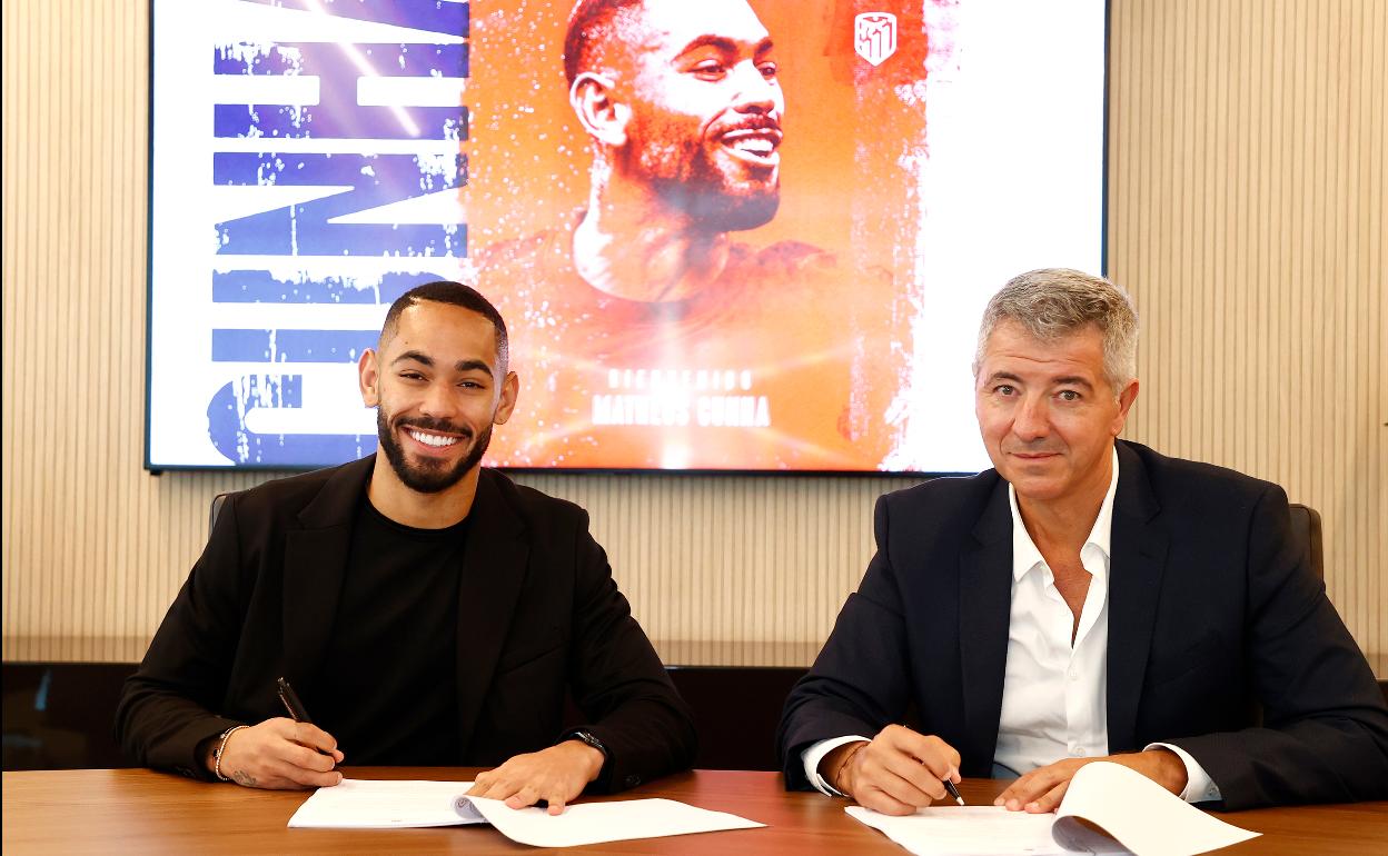 Cunha, junto a Gil Marín durante la firma de su contrato con el Atlético.