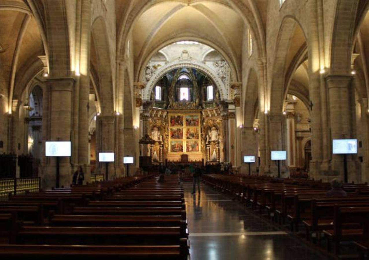 Catedral de Santa María S.VII | La Iglesia Catedral - Basílica Metropolitana de la Asunción de Nuestra Señora de Valencia comenzó siendo en el siglo VII un templo romano. Al poco tiempo se construyó sobre él una iglesia visigoda y posteriormente una mezquita. Sobre la mezquita, pasado el tiempo, se comenzó a construir la iglesia destinada a guardar el Santo Cáliz. En el siglo XIV se construyó la puerta gótica, el cimborrio y el aula capitular. 