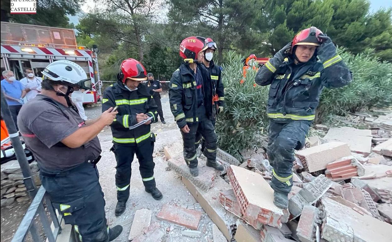 Efectivos de bomberos trabajando en la zona del derrumbe.