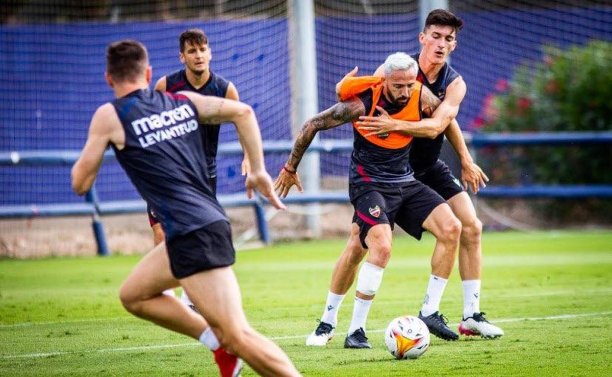 Pepelu García presiona a José Luis Morales durante un entrenamiento.