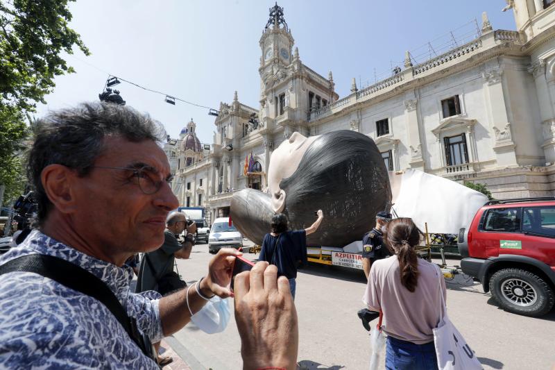 La meditadora vuelve a la plaza del Ayuntamiento más de un año después. El Consistorio sólo plantará el busto tras quemar el resto del cuerpo cuando se suspendieron las Fallas 2020. 