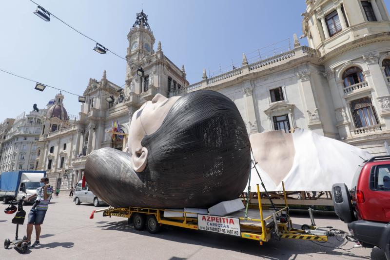 La meditadora vuelve a la plaza del Ayuntamiento más de un año después. El Consistorio sólo plantará el busto tras quemar el resto del cuerpo cuando se suspendieron las Fallas 2020. 