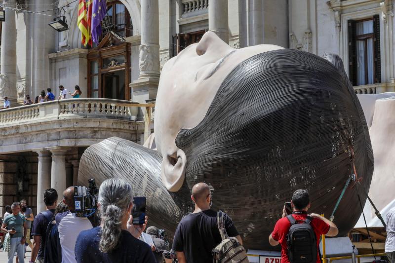 La meditadora vuelve a la plaza del Ayuntamiento más de un año después. El Consistorio sólo plantará el busto tras quemar el resto del cuerpo cuando se suspendieron las Fallas 2020. 