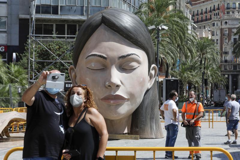 La meditadora vuelve a la plaza del Ayuntamiento más de un año después. El Consistorio sólo plantará el busto tras quemar el resto del cuerpo cuando se suspendieron las Fallas 2020. 