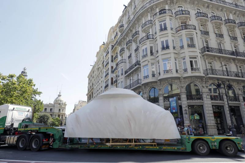 La meditadora vuelve a la plaza del Ayuntamiento más de un año después. El Consistorio sólo plantará el busto tras quemar el resto del cuerpo cuando se suspendieron las Fallas 2020. 