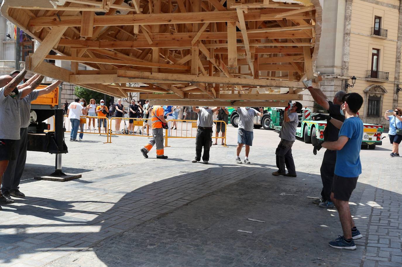 La meditadora vuelve a la plaza del Ayuntamiento más de un año después. El Consistorio sólo plantará el busto tras quemar el resto del cuerpo cuando se suspendieron las Fallas 2020. 