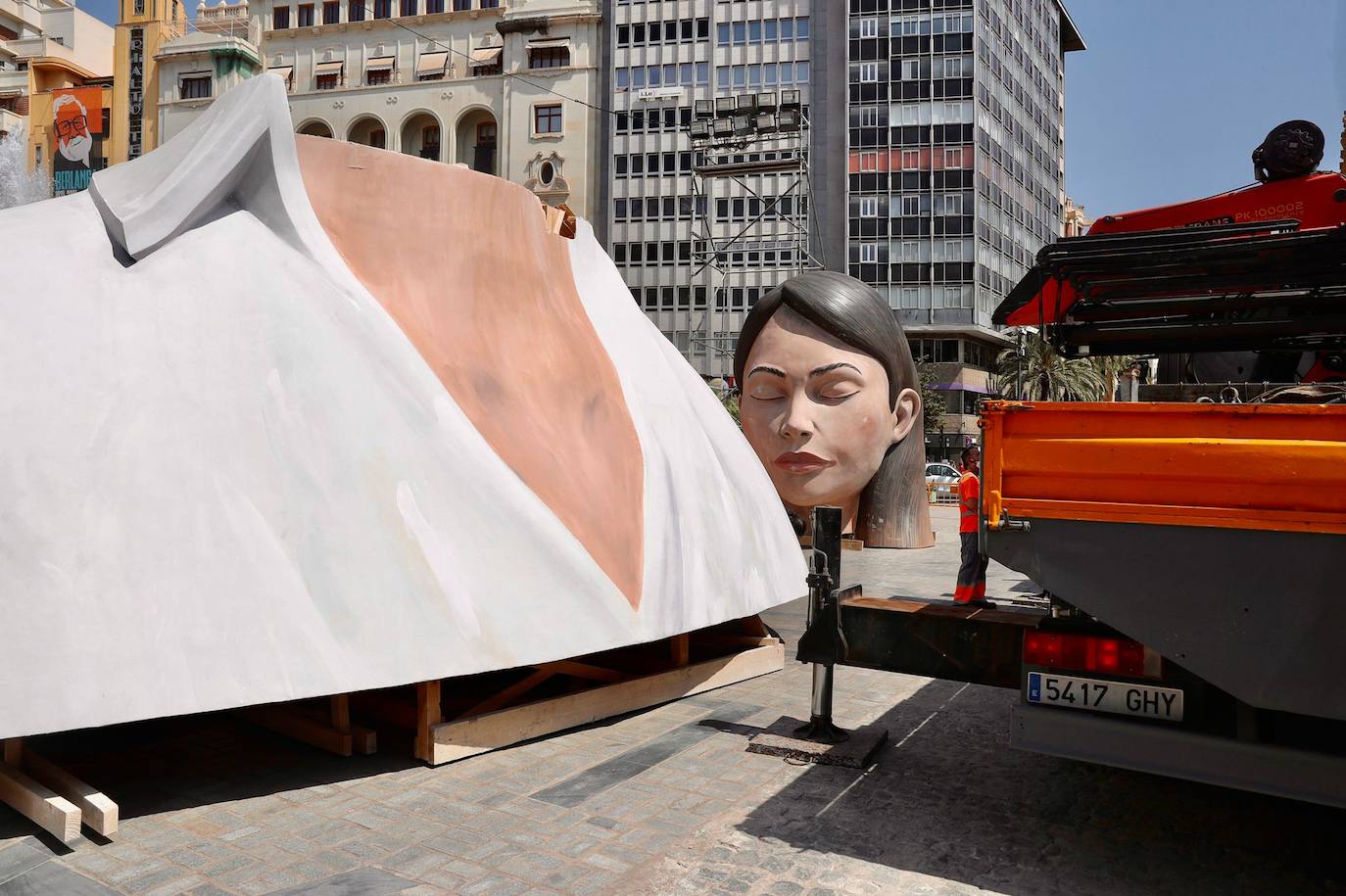 La meditadora vuelve a la plaza del Ayuntamiento más de un año después. El Consistorio sólo plantará el busto tras quemar el resto del cuerpo cuando se suspendieron las Fallas 2020. 