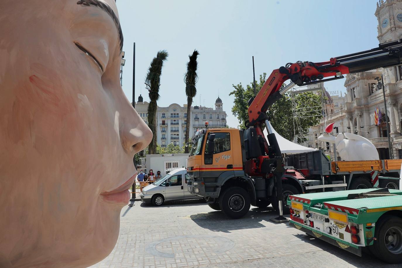 La meditadora vuelve a la plaza del Ayuntamiento más de un año después. El Consistorio sólo plantará el busto tras quemar el resto del cuerpo cuando se suspendieron las Fallas 2020. 