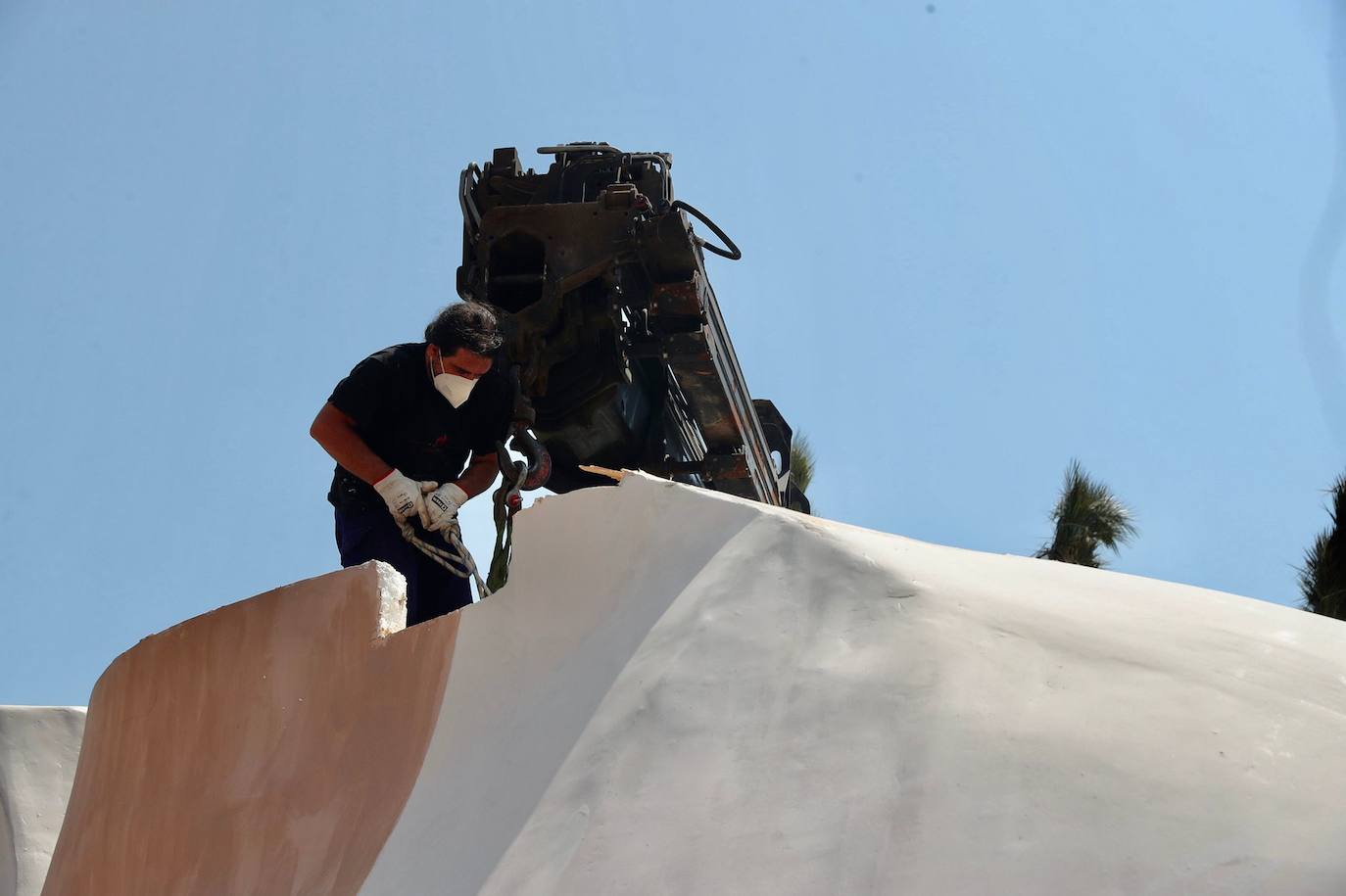 La meditadora vuelve a la plaza del Ayuntamiento más de un año después. El Consistorio sólo plantará el busto tras quemar el resto del cuerpo cuando se suspendieron las Fallas 2020. 