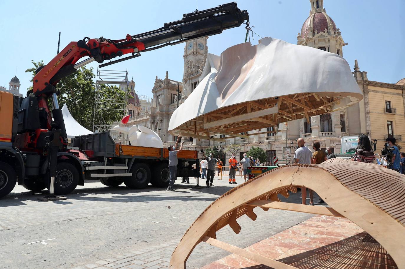 La meditadora vuelve a la plaza del Ayuntamiento más de un año después. El Consistorio sólo plantará el busto tras quemar el resto del cuerpo cuando se suspendieron las Fallas 2020. 