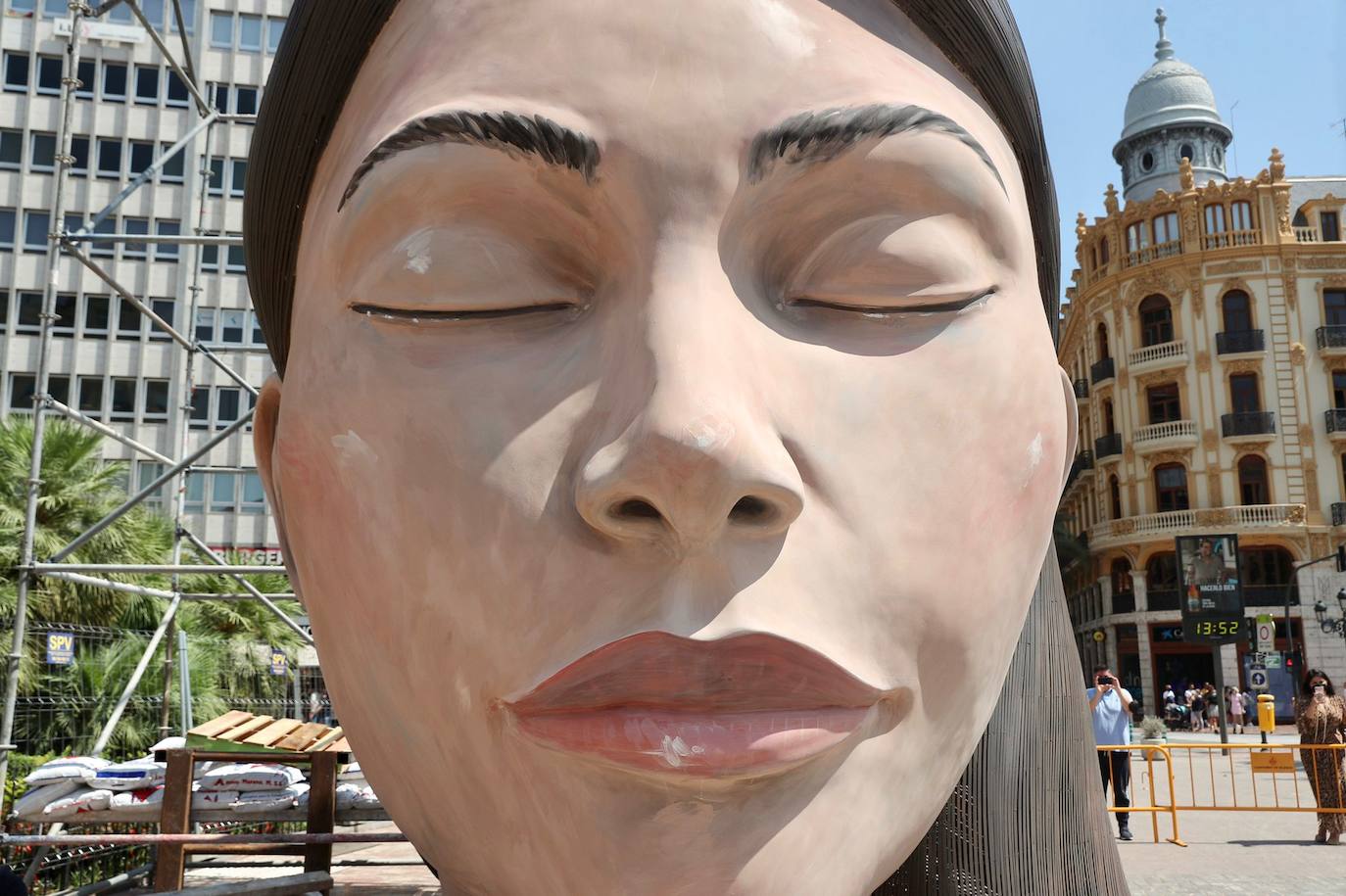 La meditadora vuelve a la plaza del Ayuntamiento más de un año después. El Consistorio sólo plantará el busto tras quemar el resto del cuerpo cuando se suspendieron las Fallas 2020. 