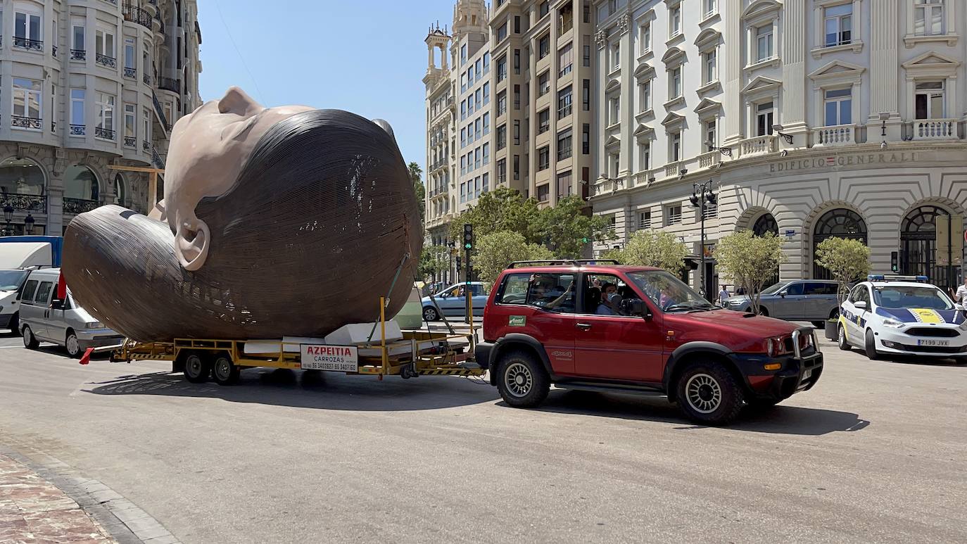 La meditadora vuelve a la plaza del Ayuntamiento más de un año después. El Consistorio sólo plantará el busto tras quemar el resto del cuerpo cuando se suspendieron las Fallas 2020. 