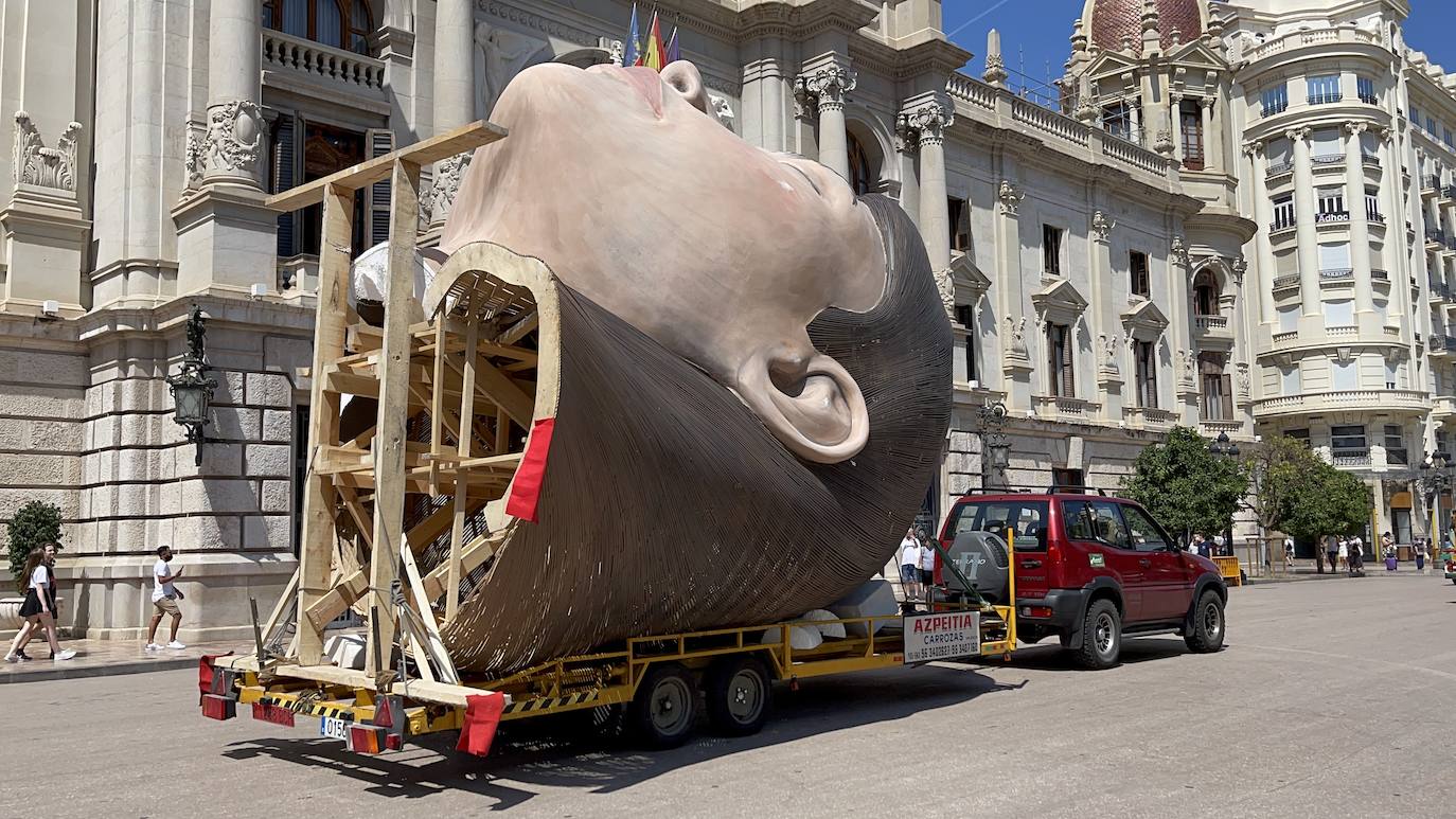 La meditadora vuelve a la plaza del Ayuntamiento más de un año después. El Consistorio sólo plantará el busto tras quemar el resto del cuerpo cuando se suspendieron las Fallas 2020. 