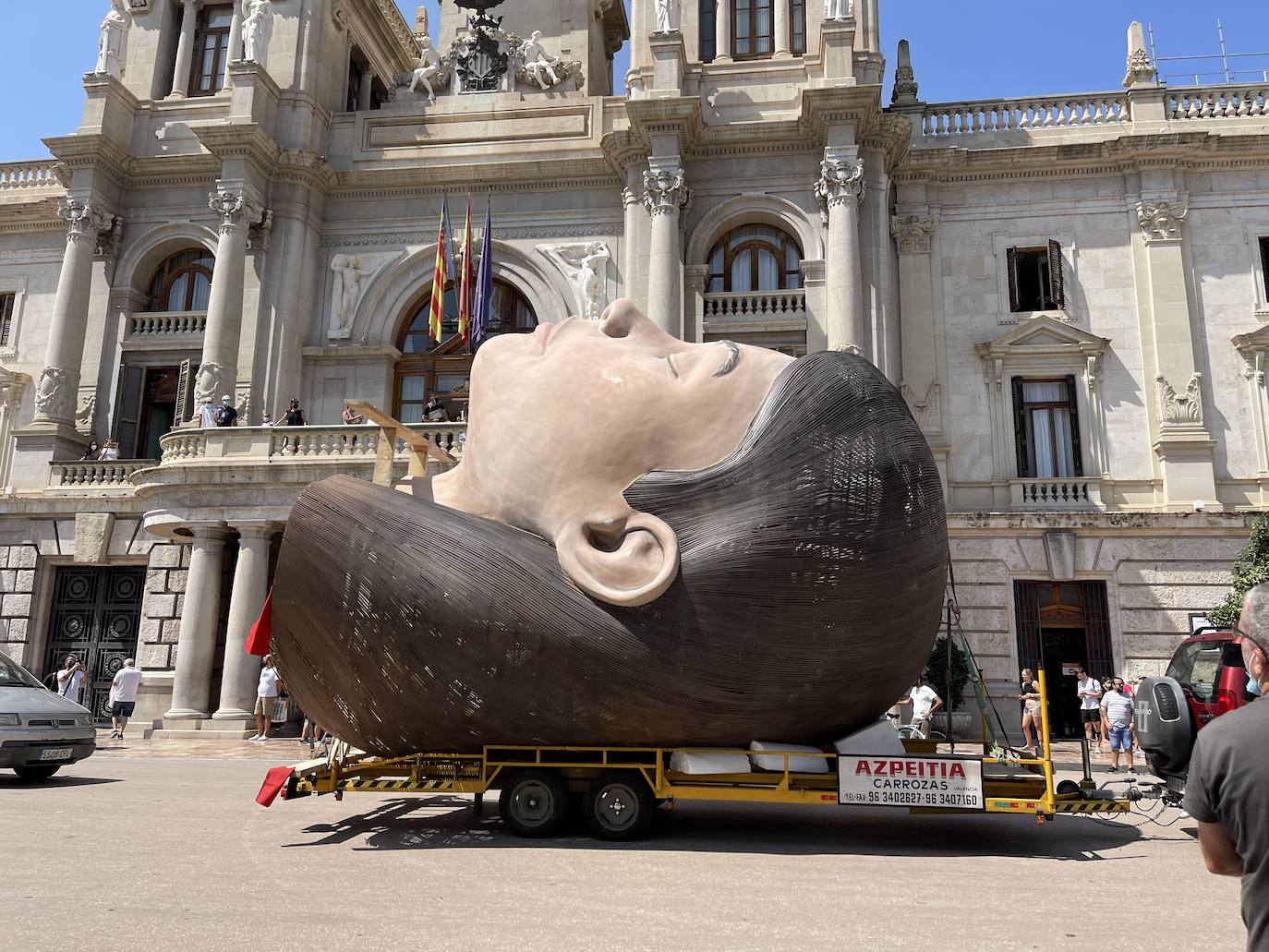 La meditadora vuelve a la plaza del Ayuntamiento más de un año después. El Consistorio sólo plantará el busto tras quemar el resto del cuerpo cuando se suspendieron las Fallas 2020. 