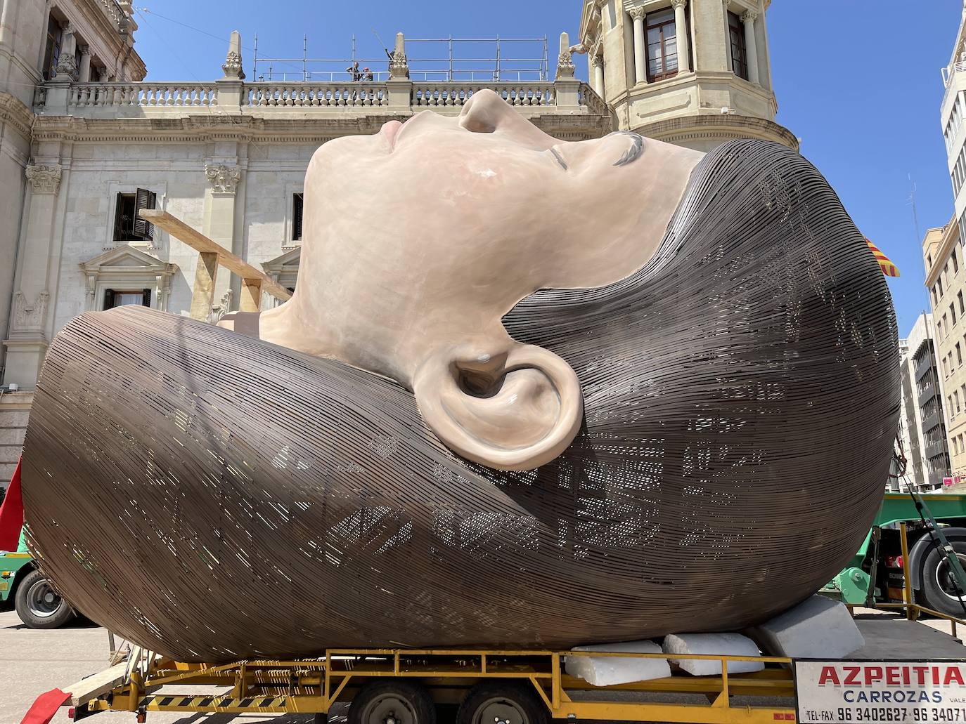 La meditadora vuelve a la plaza del Ayuntamiento más de un año después. El Consistorio sólo plantará el busto tras quemar el resto del cuerpo cuando se suspendieron las Fallas 2020. 