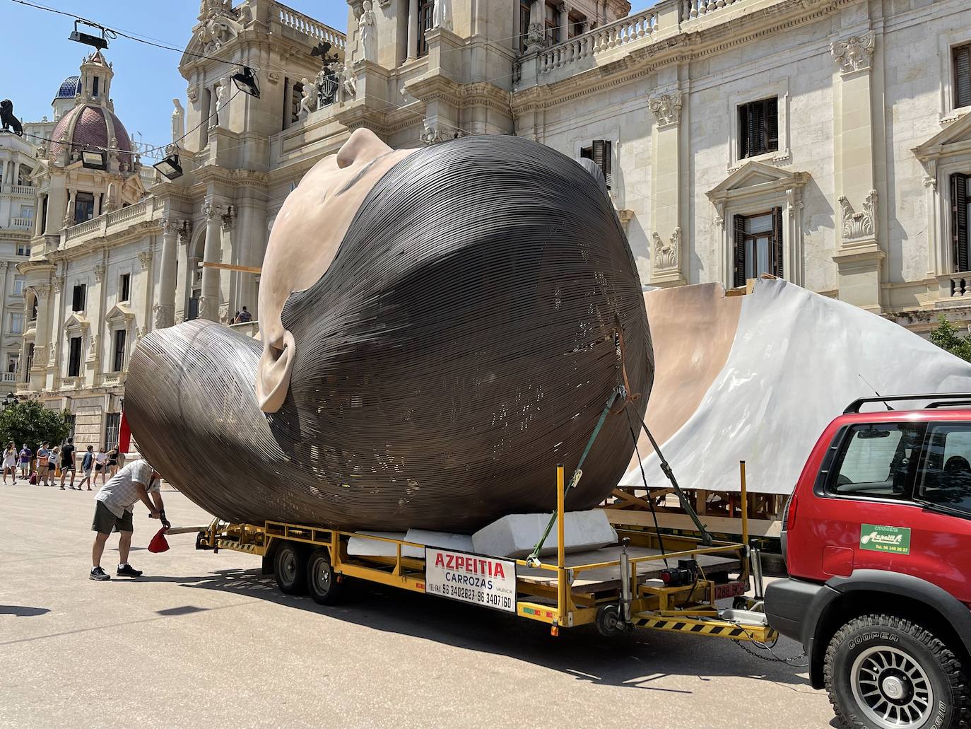 La meditadora vuelve a la plaza del Ayuntamiento más de un año después. El Consistorio sólo plantará el busto tras quemar el resto del cuerpo cuando se suspendieron las Fallas 2020. 