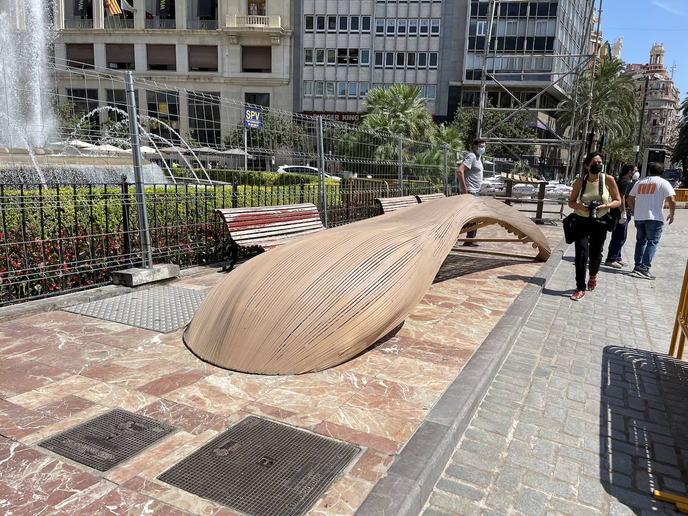 La meditadora vuelve a la plaza del Ayuntamiento más de un año después. El Consistorio sólo plantará el busto tras quemar el resto del cuerpo cuando se suspendieron las Fallas 2020. 