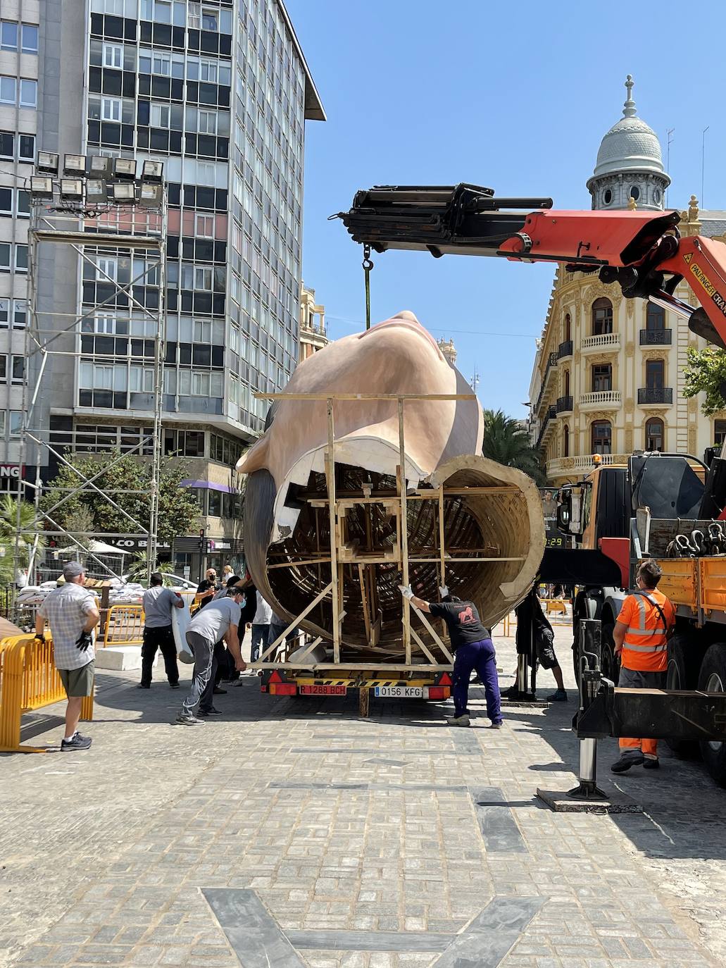 La meditadora vuelve a la plaza del Ayuntamiento más de un año después. El Consistorio sólo plantará el busto tras quemar el resto del cuerpo cuando se suspendieron las Fallas 2020. 