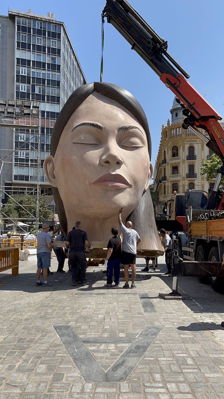 La meditadora vuelve a la plaza del Ayuntamiento más de un año después. El Consistorio sólo plantará el busto tras quemar el resto del cuerpo cuando se suspendieron las Fallas 2020. 